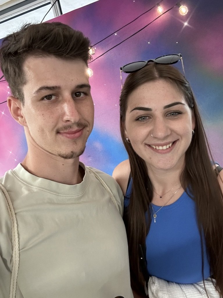 Lena und Bastian lächeln gemeinsam in die Kamera