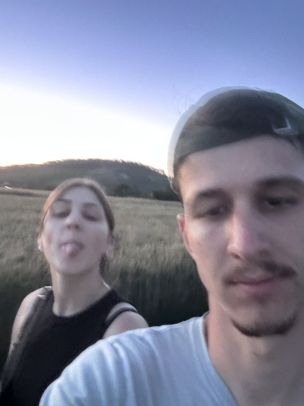 Ein spontanes Selfie von Lena und Bastian draußen